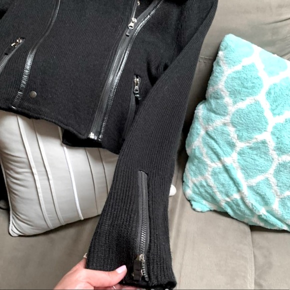 🎉HP🎉 Cropped moto sweater jacket detachable fur collar & zipper Size small NWT - Picture 3 of 3